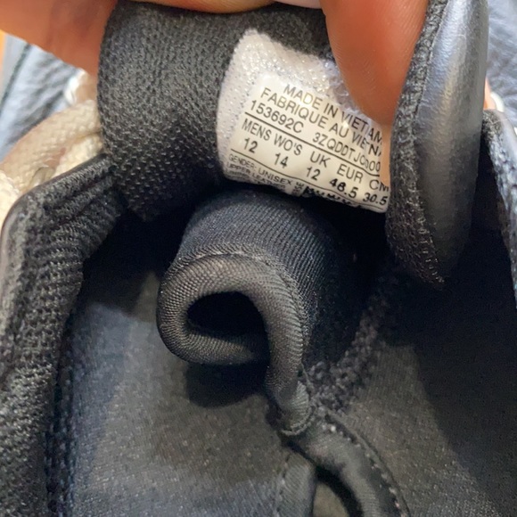 Men converse - Picture 4 of 5